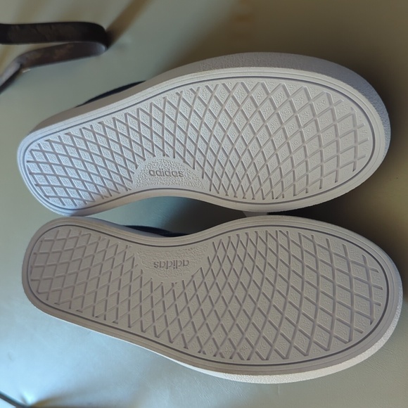 Adidas VULCRAID3R New no box Size 4 - Picture 5 of 6